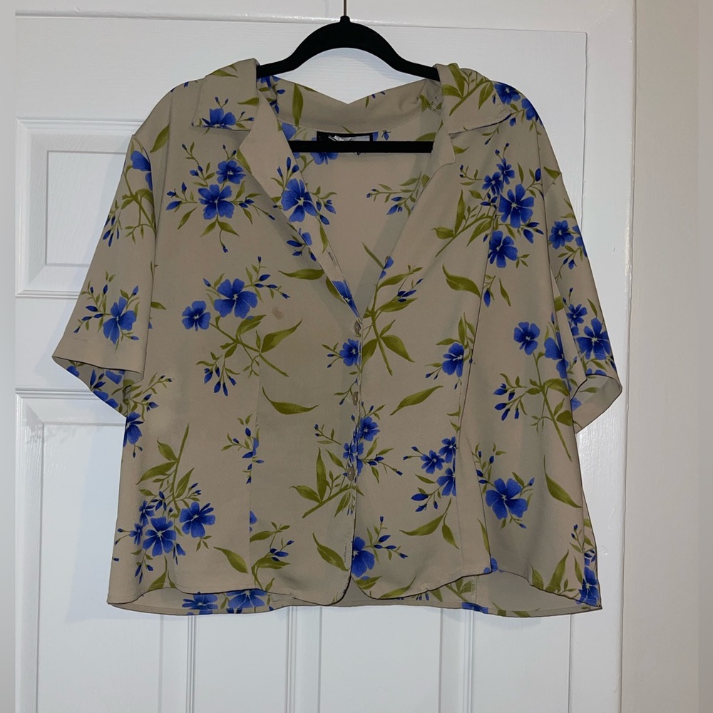 Woman’s Vintage Cropped Floral Shirt